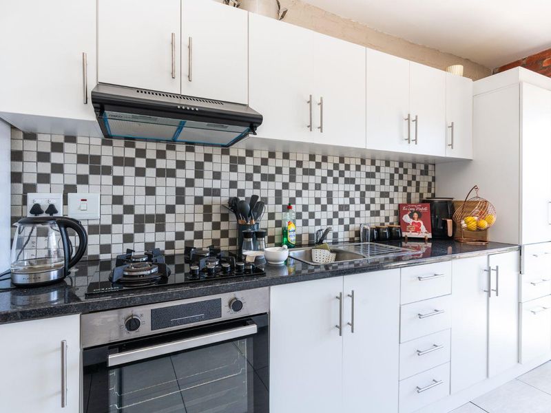 Neat One Bedroom Apartment, Move-In Ready! - Photo 5