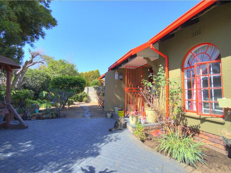 Renovated Beauty in Park-like gardens - Photo 6