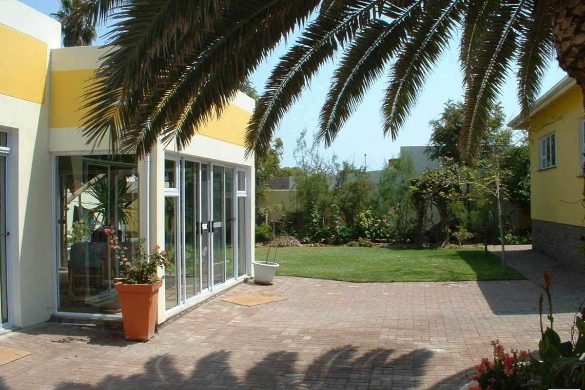 HOUSE PLUS FLAT WITH 14 ROOMS & OFFICE RIGHTS - Photo 4