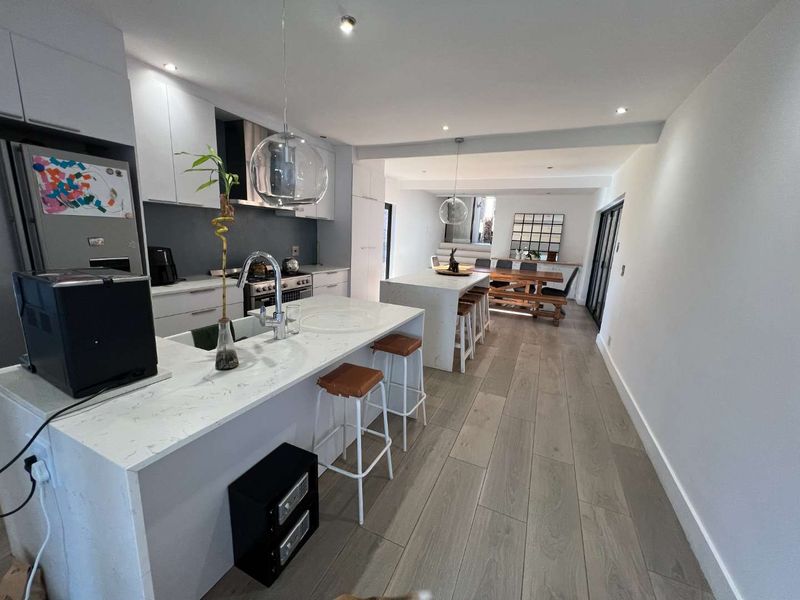 ELEGANT FAMILY HOME WITH LUXURY FEATURES - Photo 6