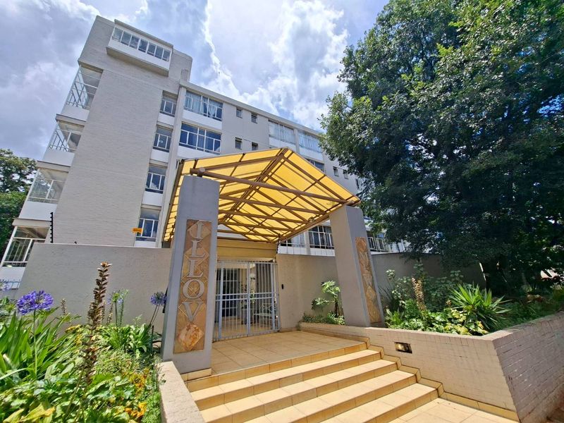 Bright and Spacious Fully Furnished Studio Apartment to Rent in Illovo Mews - Photo 1