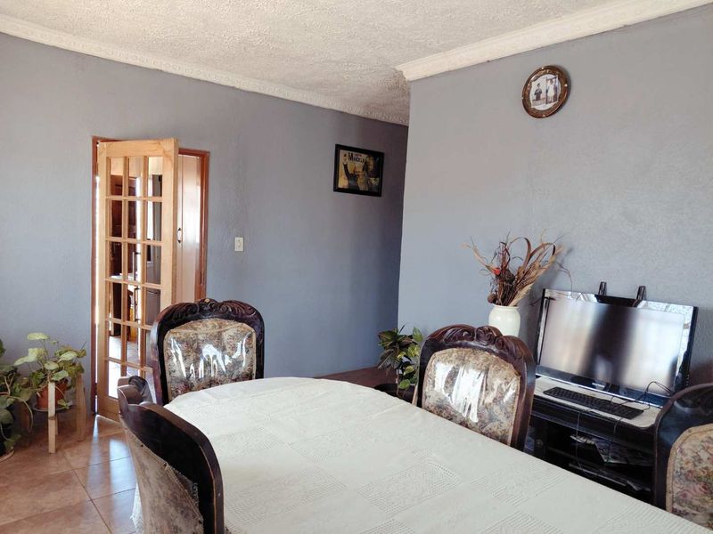 Double Stand Property with Extra Rooms for Rental Income! - Photo 9
