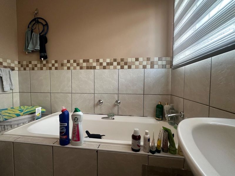 Sole mandate. Stunning ground floor apartment across Mall@Reds in a 24h security complex. Lifestyle of comfort and convenience. - Photo 10