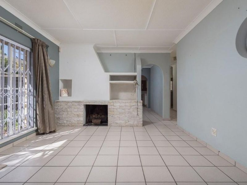 Cozy 2-Bedroom Linmeyer Gem with Flatlet & Carport - Photo 2