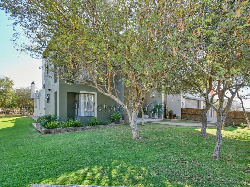 Ext 1, Outjo:  EYE CATCHING, 5 Bedr Double Storey home is for Sale - Photo 4