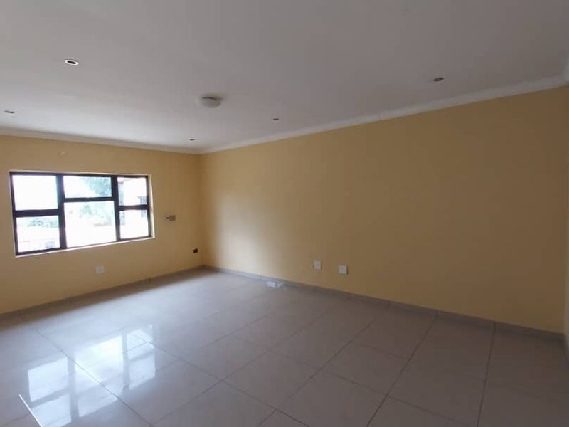 Spacious 3BR Home with Entertainment Area & Ample Parking - Photo 10