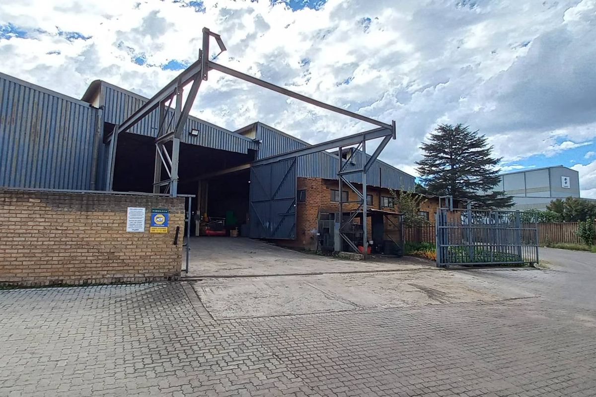600m2 Jet Park Warehouse To Let - Photo 2