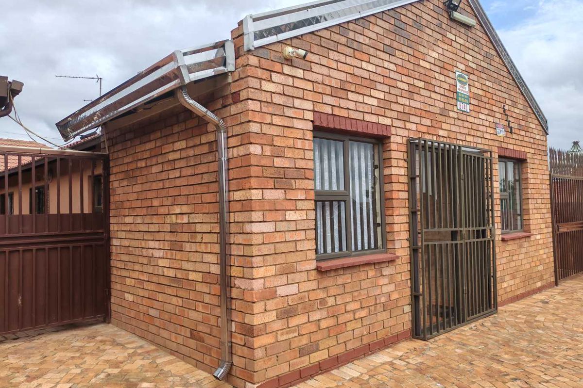 "Space & Comfort: Brick Home with Bonus Outbuilding!" - Photo 2