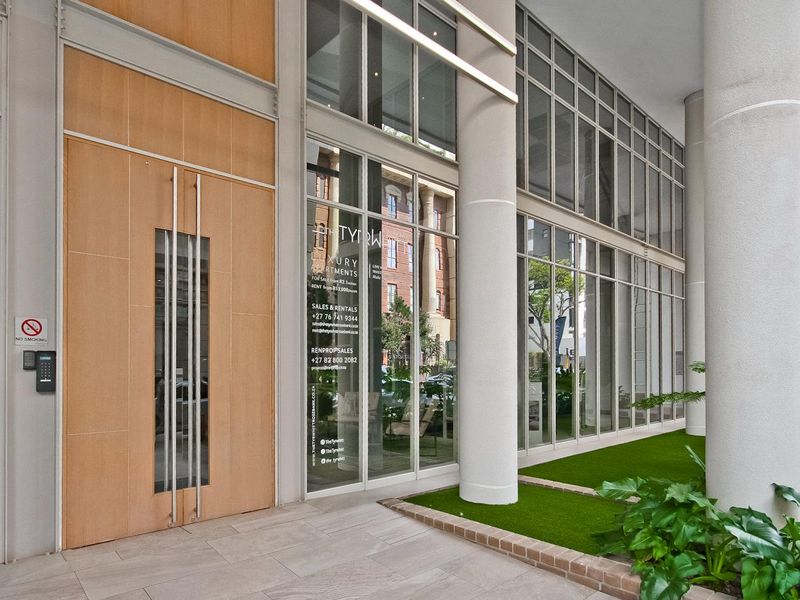 STUPENDOUS 2 BED ULTRA MODERN APARTMENT IN THE ICONIC TYRWHITT COMPLEX - Photo 1