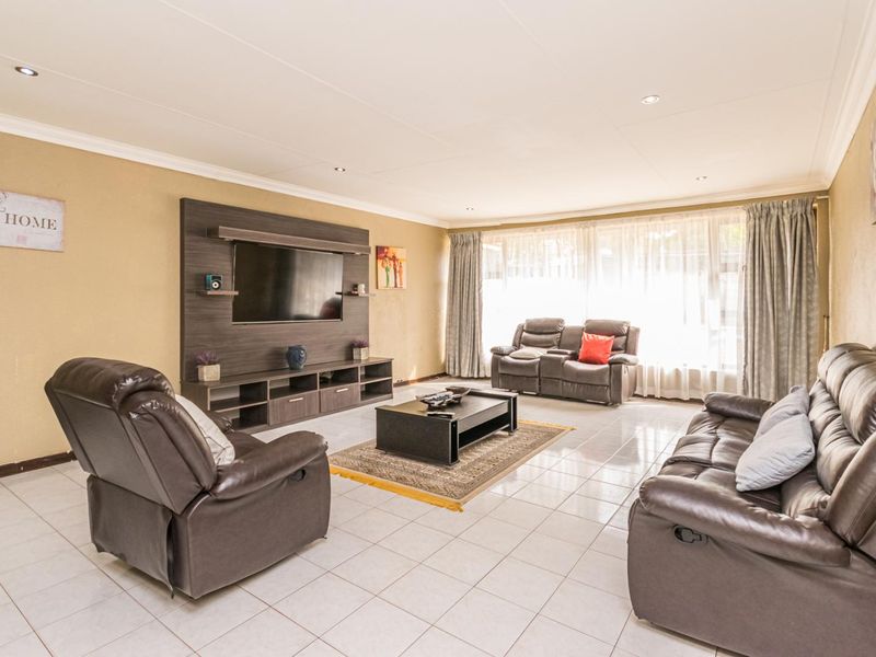 Exquisite Family Home in Sought-After Ontdekkerspark - Photo 4