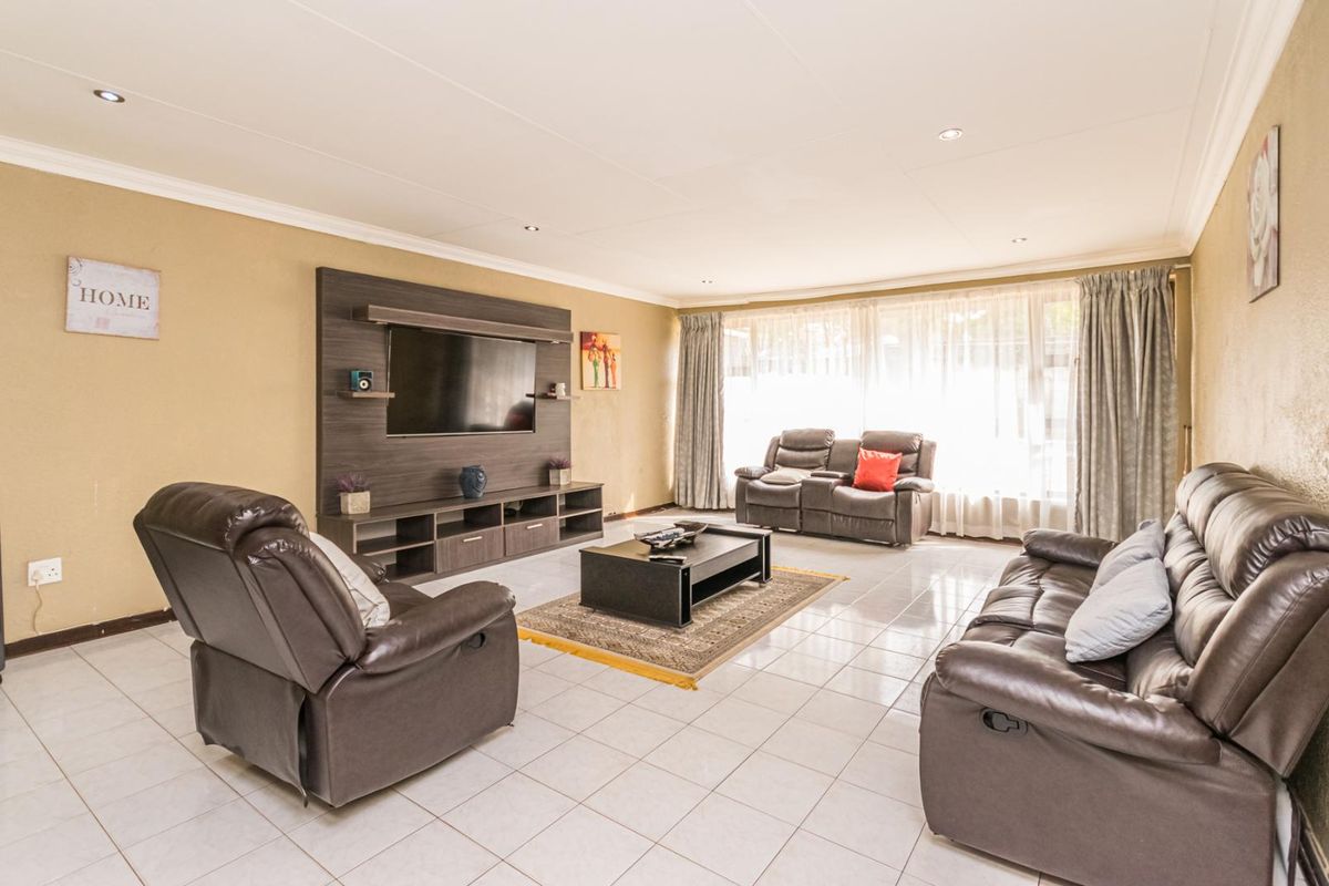 Exquisite Family Home in Sought-After Ontdekkerspark - Photo 4