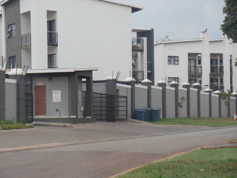 2 bed, 2 bath top floor unit in Elardus Park - Photo 5