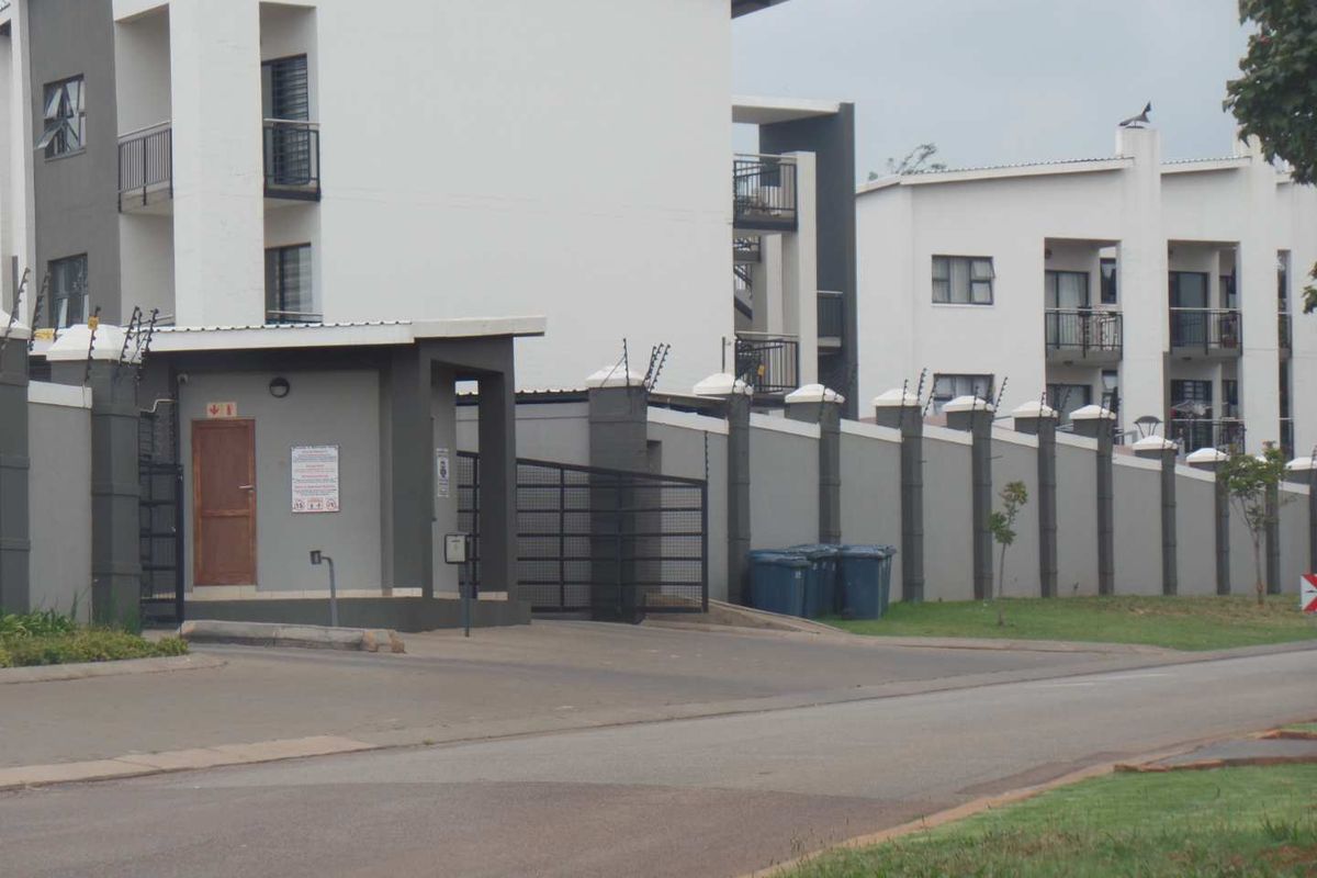 2 bed, 2 bath top floor unit in Elardus Park - Photo 5