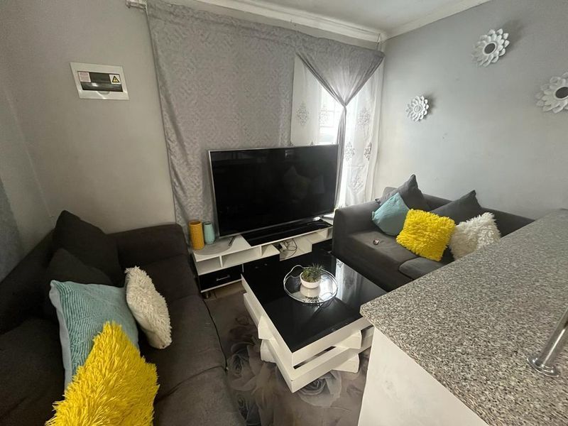Property in South Hils - Photo 3
