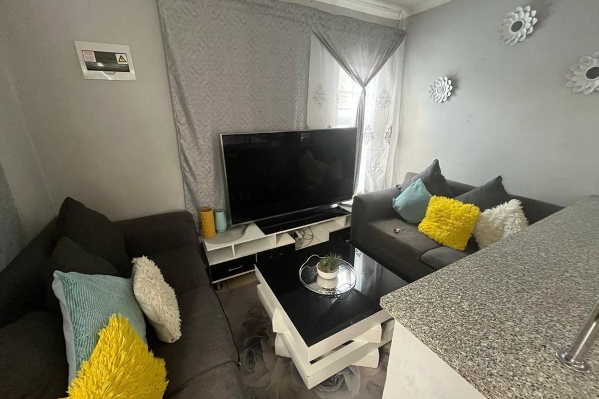 Property in South Hils - Photo 3