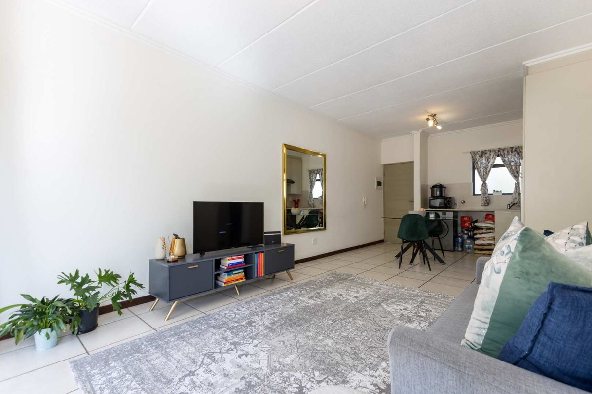 A WELL- POSITIONED MIDDLE FLOOR UNIT IN SOUGHT AFTER TEQUILA SUNRISE - Photo 2
