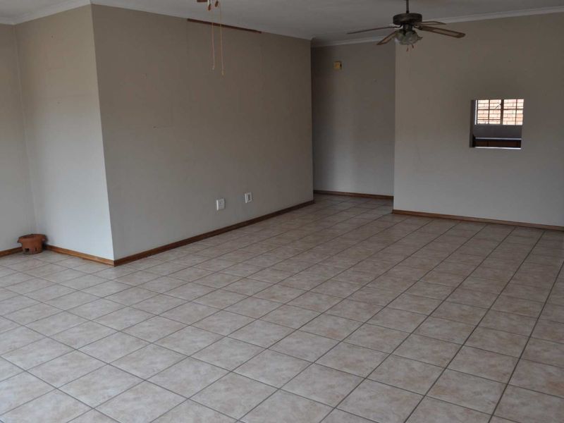 SPECIOUS HOME FOR SALE IN RENAISSANCE RETIRMENT VILLAGE - Photo 3