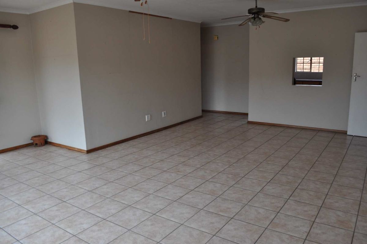 SPECIOUS HOME FOR SALE IN RENAISSANCE RETIRMENT VILLAGE - Photo 3