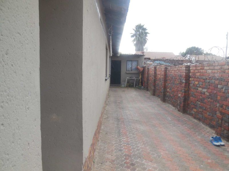 2 bedroom House with Flatlet - Photo 2