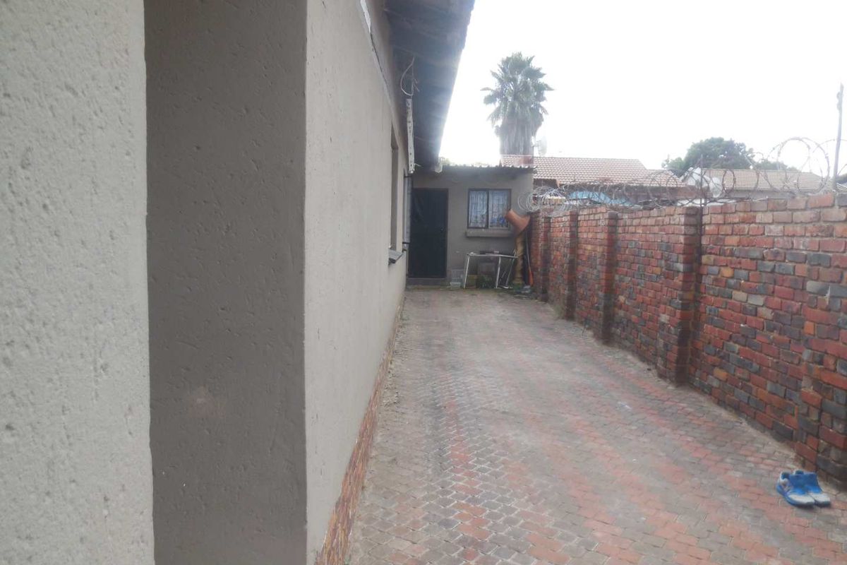 2 bedroom House with Flatlet - Photo 2