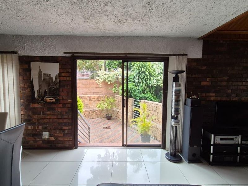Spacious Moorton Residence: Four Bedrooms, Dual Kitchens, Enhanced Security. - Photo 9