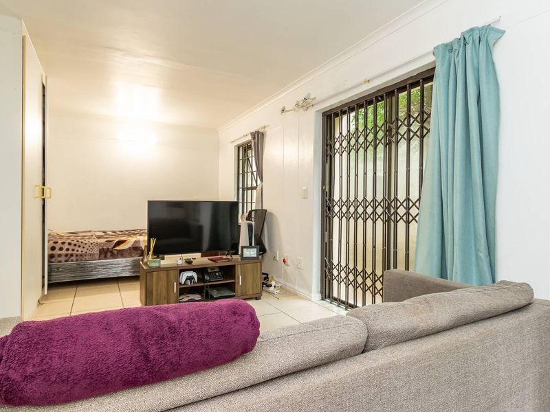 Studio Apartment in the heart of Rondebosch. - Photo 8