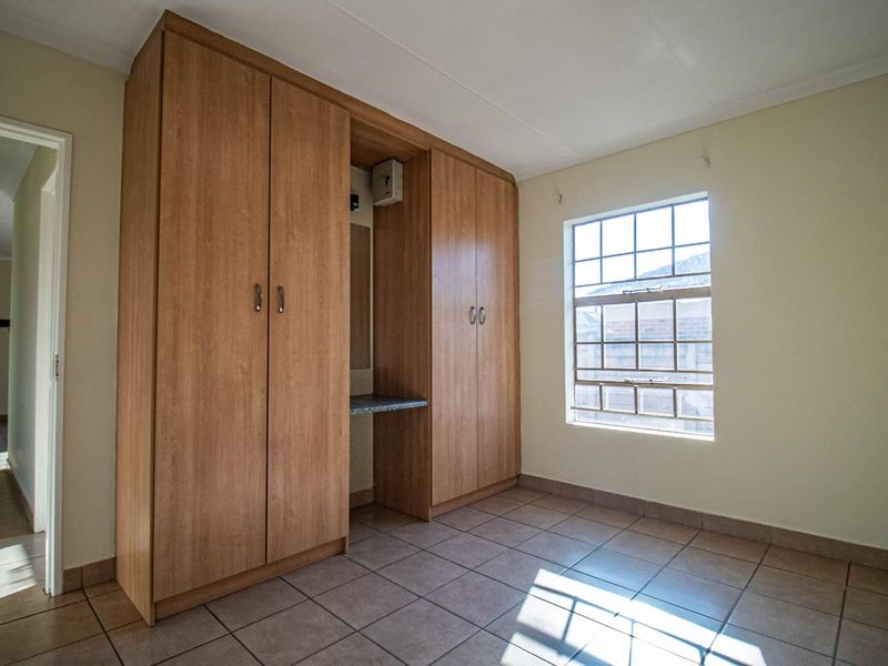 Your Dream Home Awaits: 3 Beds, Secure Access & Open-Plan Living - Photo 9