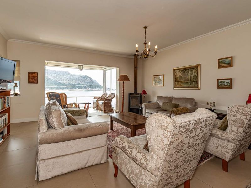 Multi-level Seaview home with flexible dual living options - Photo 9