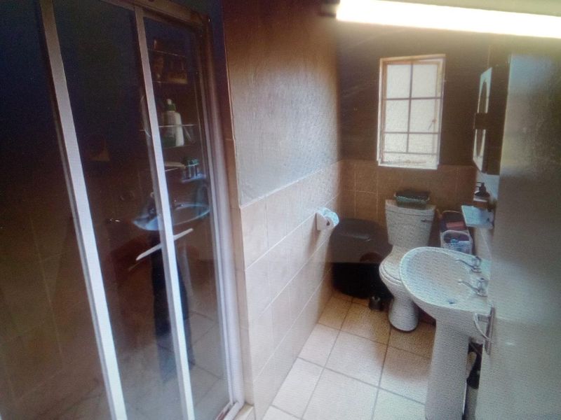 Lovely 2 Bedroom unit - Photo 6