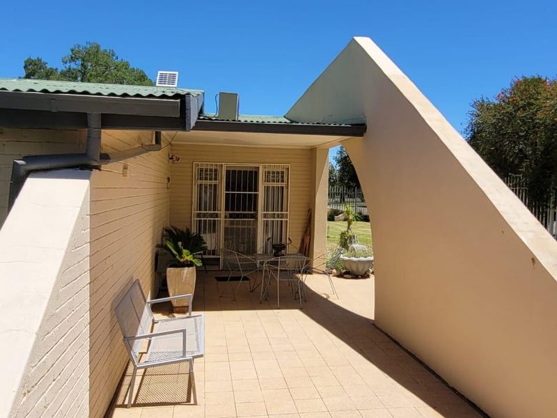 COUNTRYSIDE LARGE BEAUTIFUL SPACIOUS HOUSE. OUTSTANDING CONDITION.  GARDEN TO DIE FOR. - Photo 3