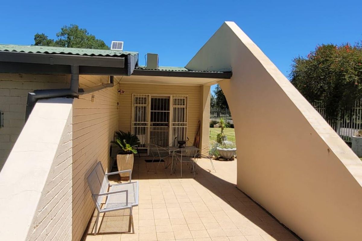 COUNTRYSIDE LARGE BEAUTIFUL SPACIOUS HOUSE. OUTSTANDING CONDITION.  GARDEN TO DIE FOR. - Photo 3