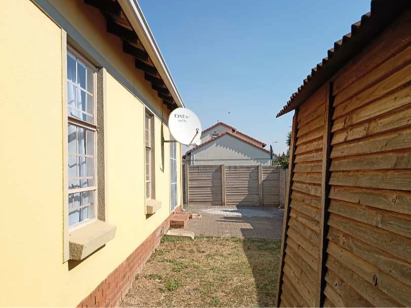Move-In Ready 3-Bedroom Home in Secure Westview Andeon Estate - Photo 3