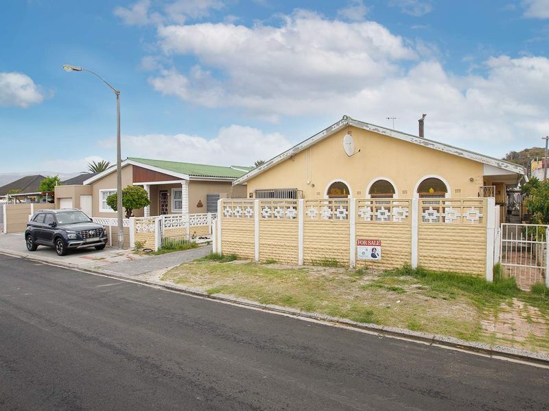Spacious 5 Bedroom Home in Grassy Park - Photo 3