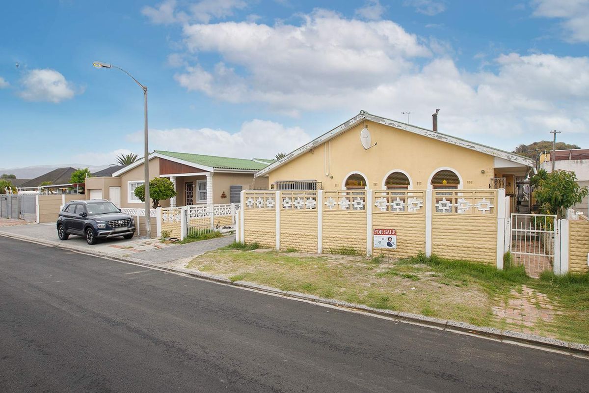 Spacious 5 Bedroom Home in Grassy Park - Photo 3