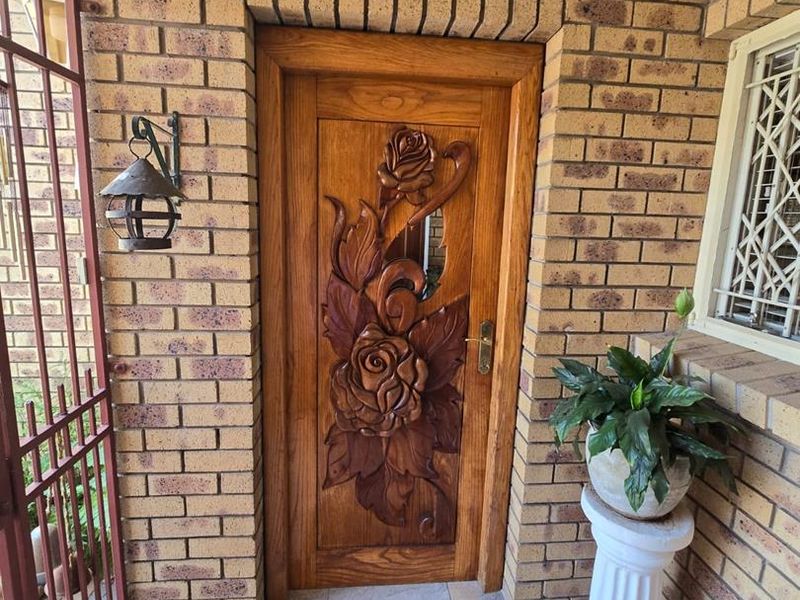 Upmarket 3-bedroom Townhouse in Edleen Ext3 perfect for luxury living - Photo 5