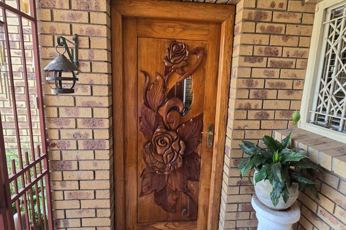 Upmarket 3-bedroom Townhouse in Edleen Ext3 perfect for luxury living - Photo 5