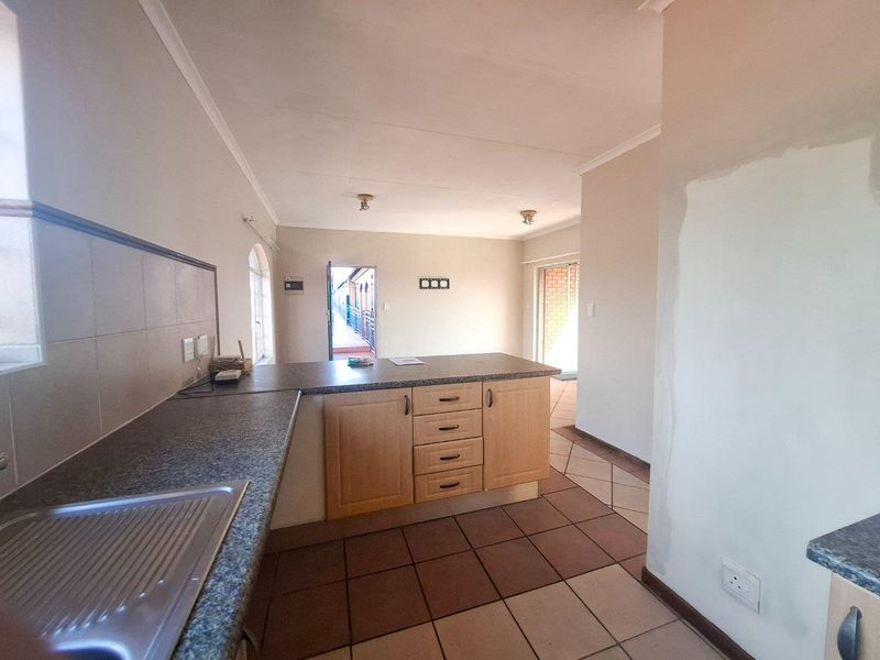 Charming 2-Bedroom Apartment in Windmill Complex, Mooikloof Ridge Estate - Photo 10