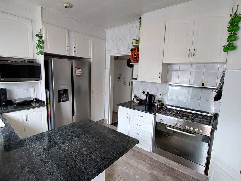 Stunning Family Home with Expansive Grounds, Ideal to Work from. - Photo 10