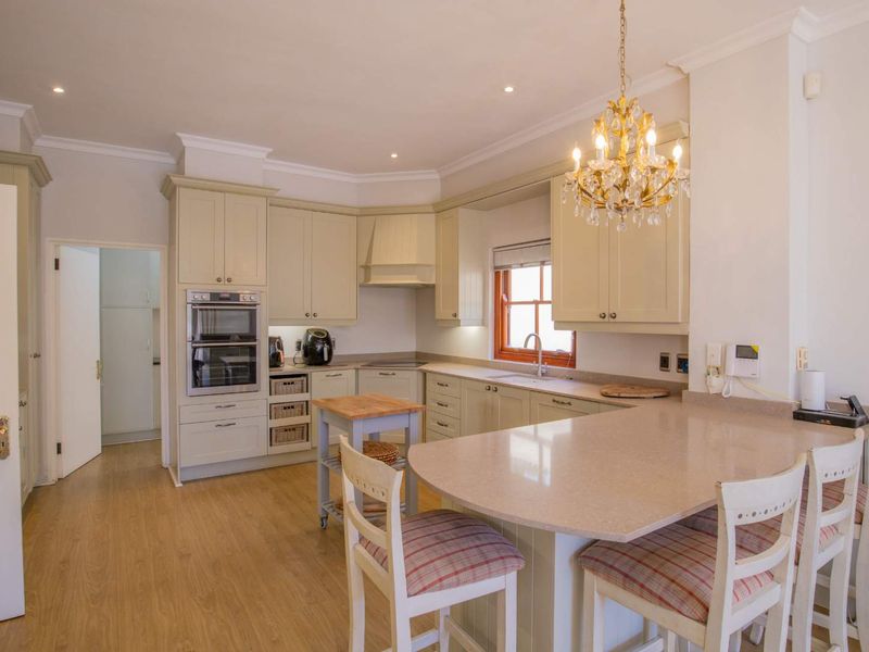 Beautifully Appointed 4 Bedroom Family Home - Photo 5