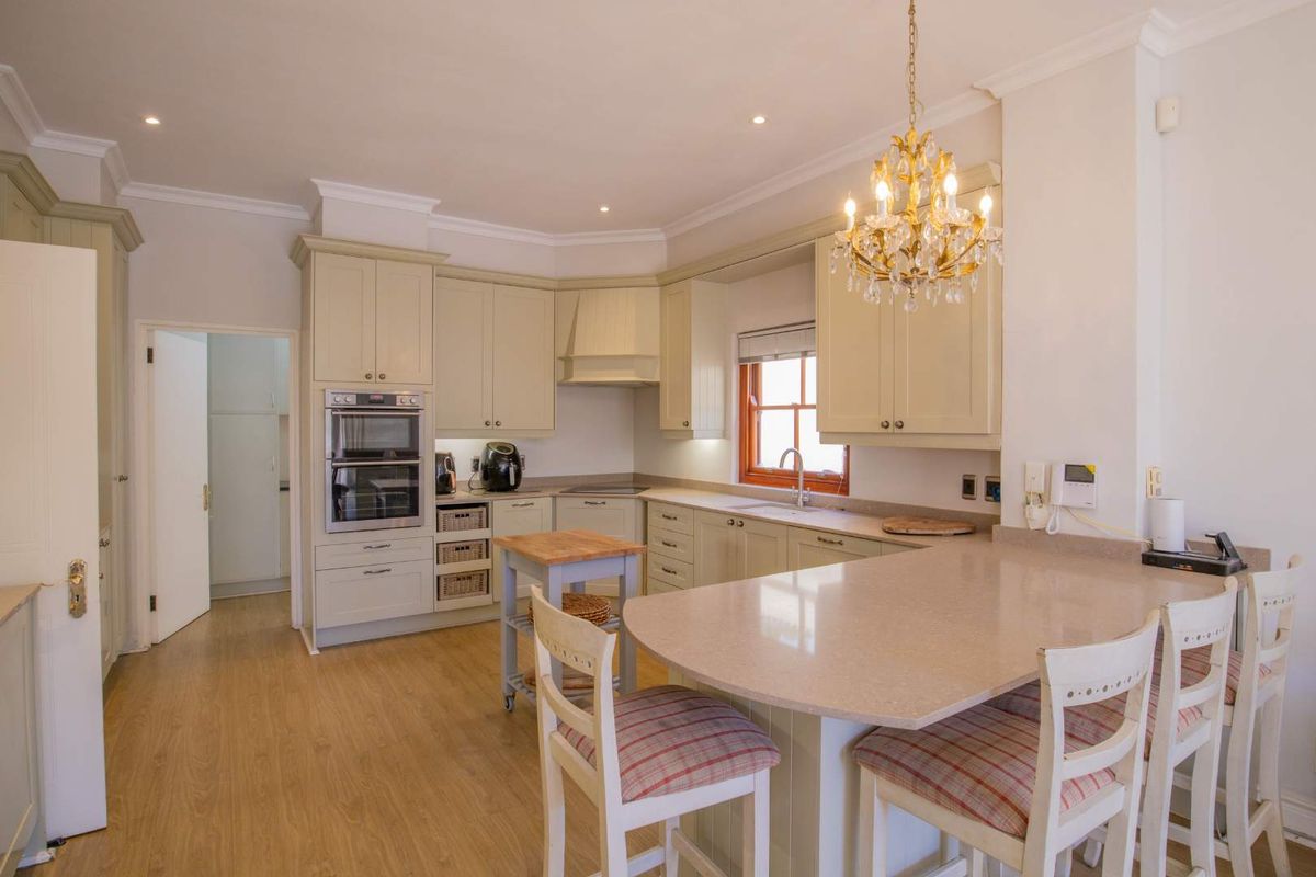 Beautifully Appointed 4 Bedroom Family Home - Photo 5