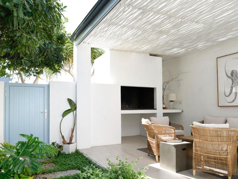 Offered furnished or unfurnished Sleek ultra modern home with stunning views . - Photo 3