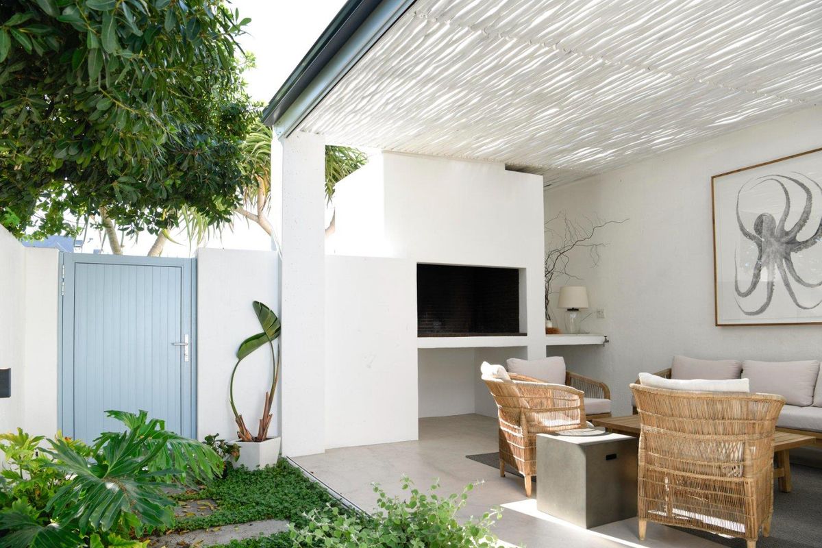 Offered furnished or unfurnished Sleek ultra modern home with stunning views . - Photo 3