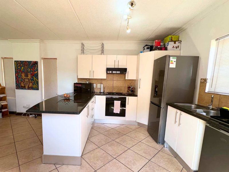 Two Bedroom townhouse to let in Montana - Photo 2