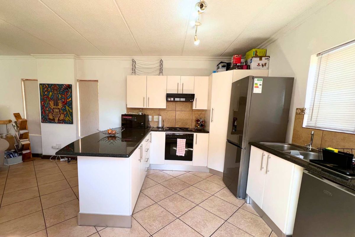 Two Bedroom townhouse to let in Montana - Photo 2