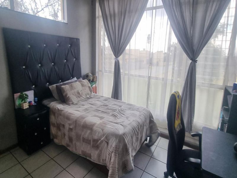Cozy 2 Bedroom Unit with Balcony & Pool Access - Photo 9