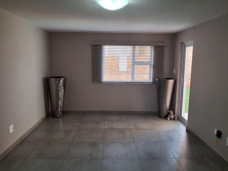 Modern three bedroom ground floor unit - Photo 7
