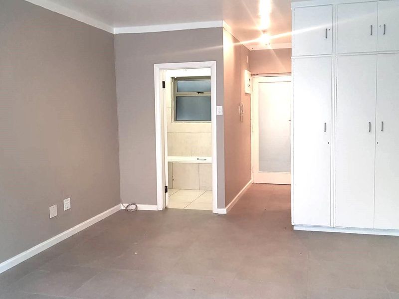 Unfurnished Studio apartment with safe parking - Photo 2