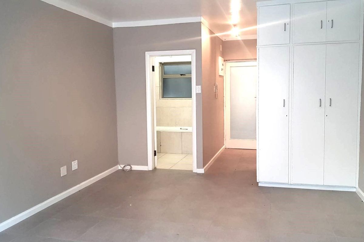 Unfurnished Studio apartment with safe parking - Photo 2