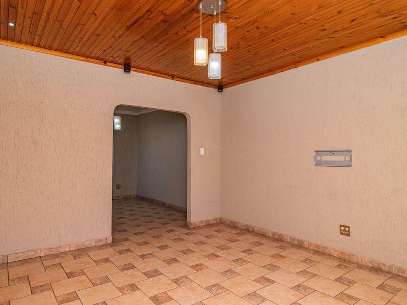 Immaculate 3 Bedroom facebrick home in Rynsoord - Photo 6