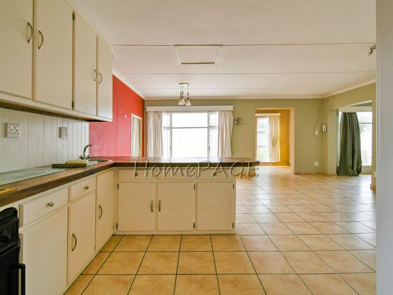 CENTRAL, WALVIS BAY:  4 Bedr Home CLOSE TO SCHOOLS is for Sale - Photo 9